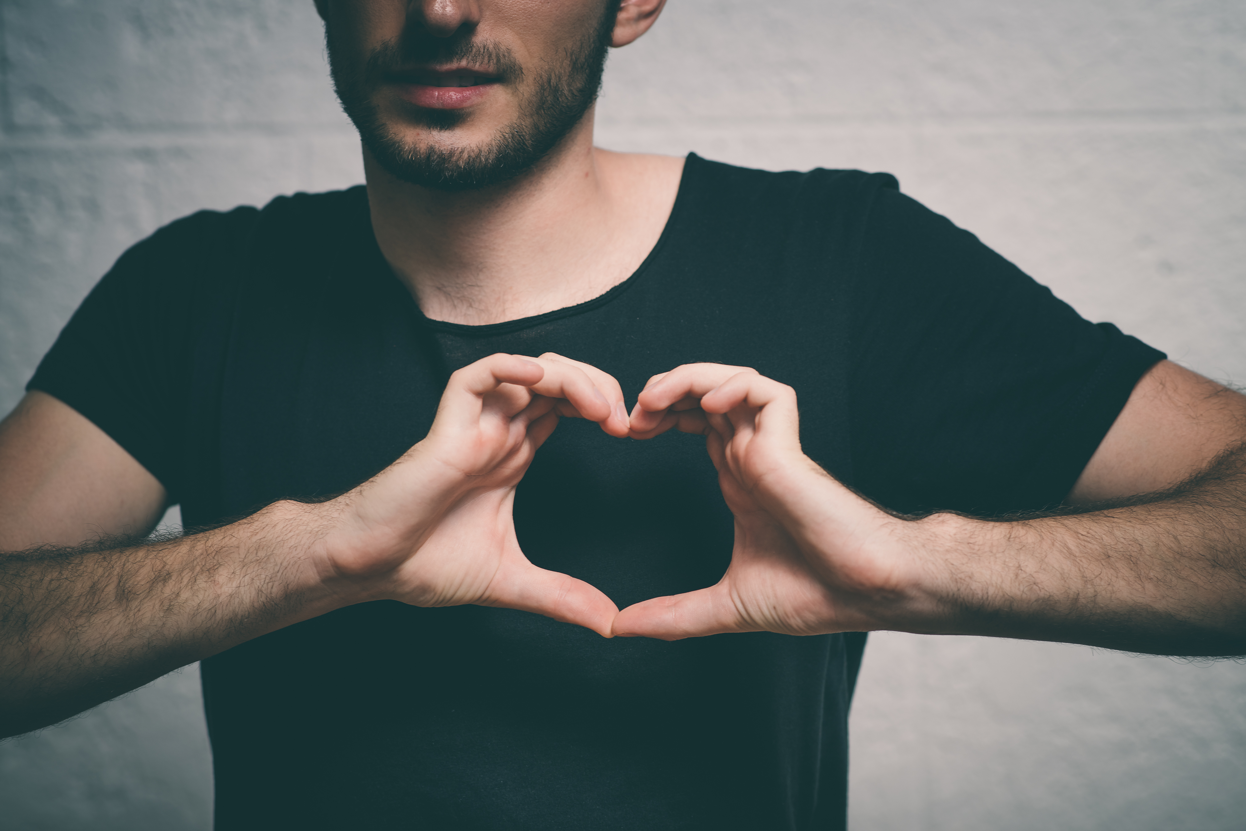 Mand der holder Hænder som Danner et Hjerte
