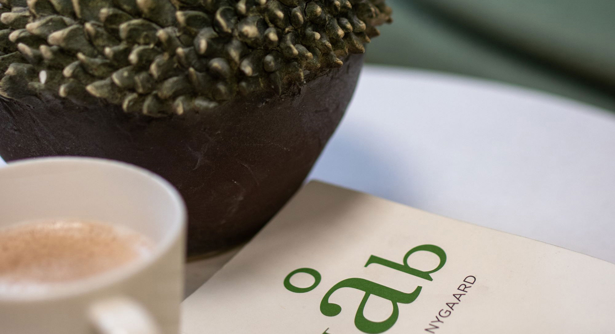 Venteområde med en kop kakao og bogen håb