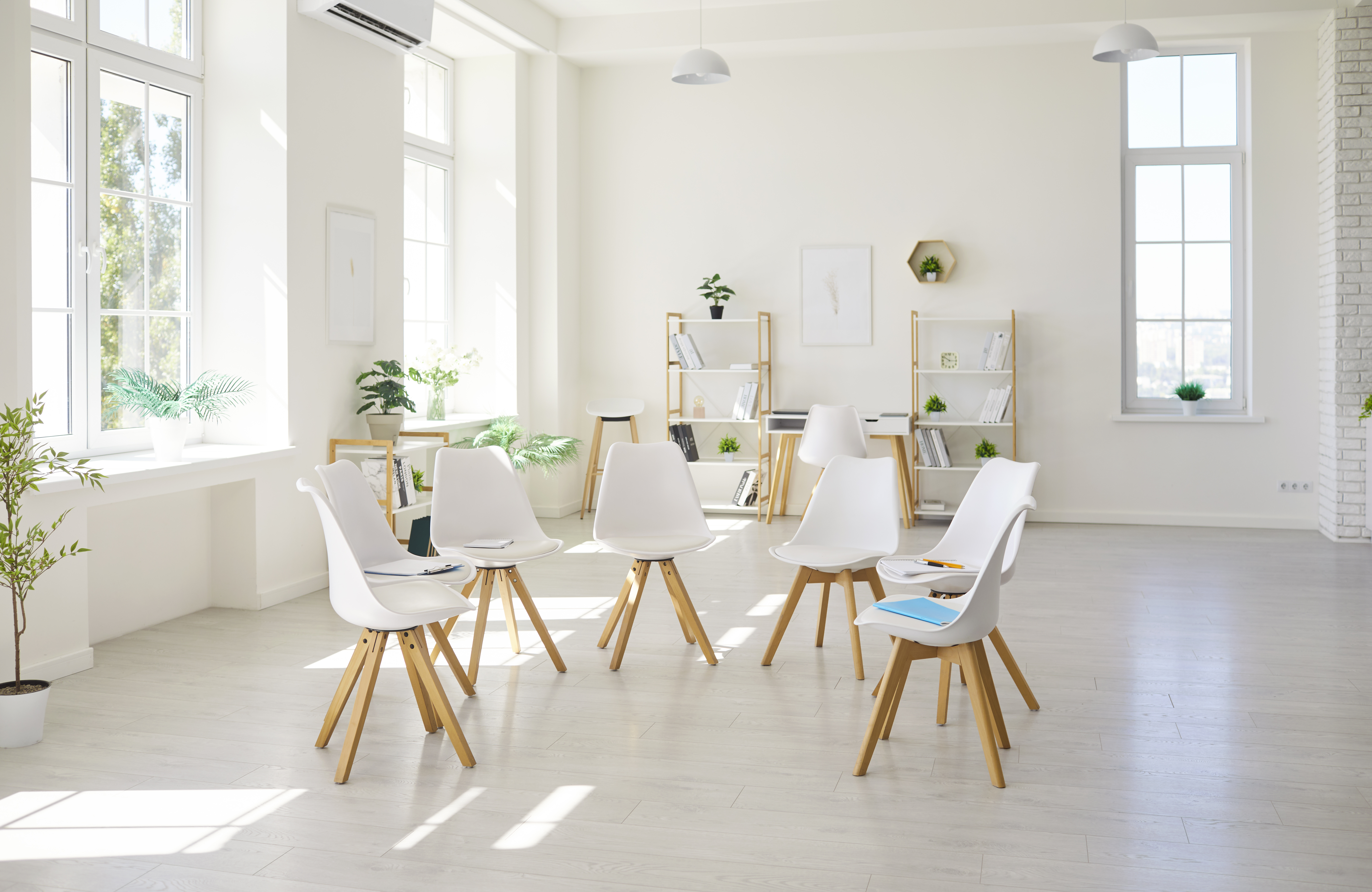 7 stole i et mødelokale